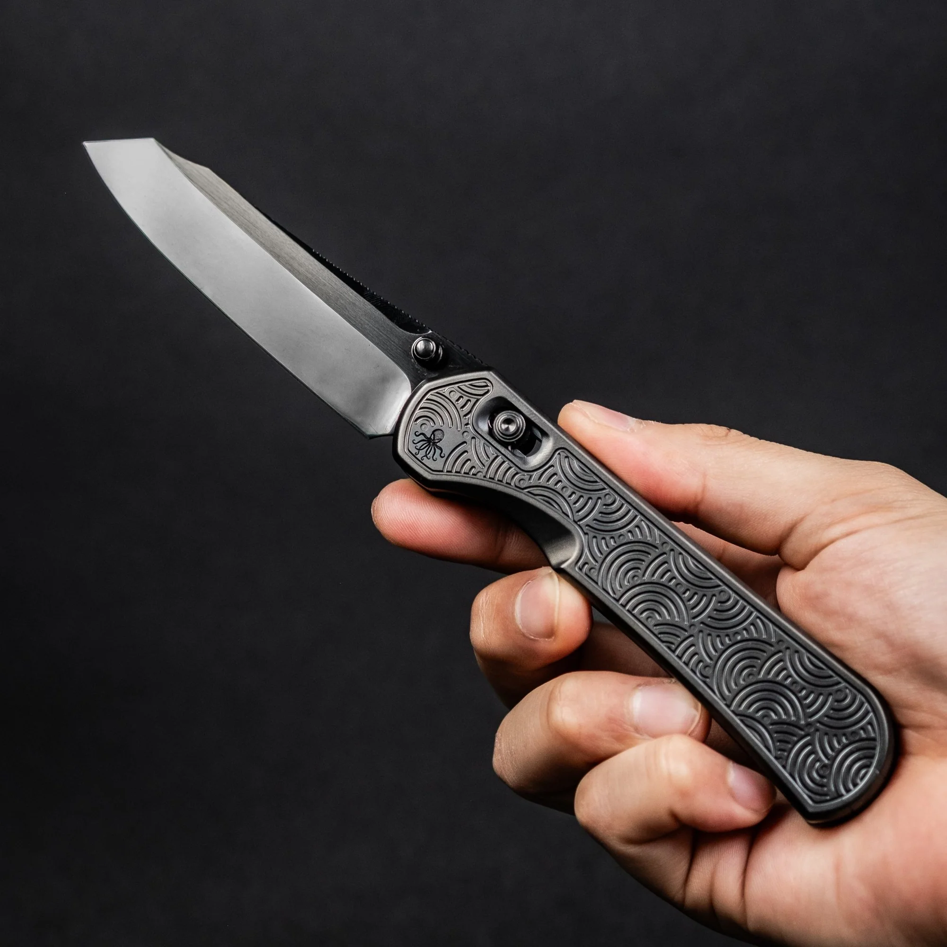 Piratech® x Urban Tsunami | Mirror-Polished DLC S90V w/ DLC Titanium C Piratech® x Urban Tsunami | Mirror-Polished DLC S90V w/ DLC Titanium C